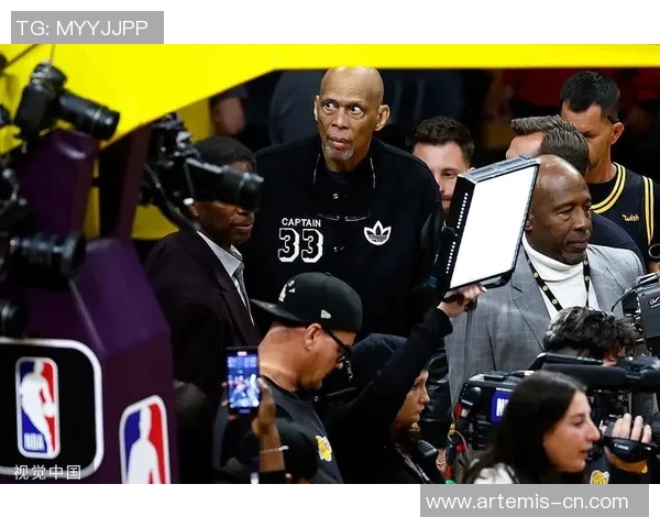 尤因与罗宾逊的巅峰对决：篮球历史上的经典时刻与传奇对抗